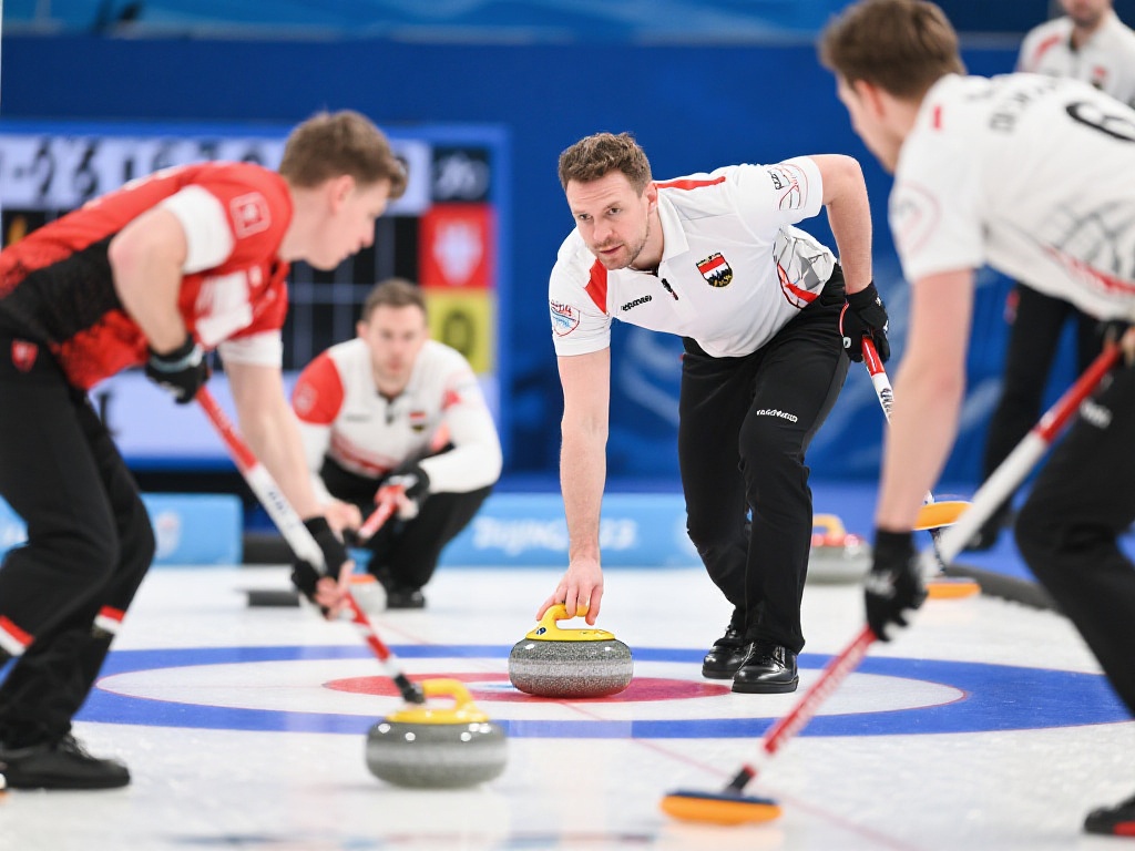 世界男子冰壶锦标赛循环赛：中国队对决奥地利